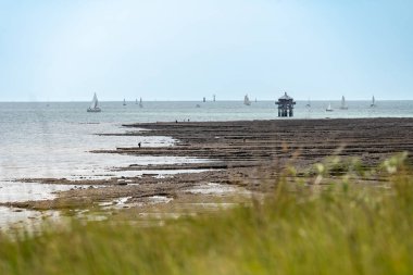 Dünyanın sonundaki deniz feneri ya da La Rochelle Fransa 'daki Le Phare du Bout du Monde. peyzaj biçimi. metin için boşluk kopyala