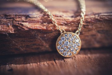 Eski ahşap bir ağaç kabuğunda muhteşem bir kolye. Romantik hikaye. Makro çekim.