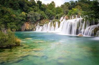 Hırvatistan, Avrupa 'daki Krka Parkı' nda güzel bir şelale. uzun pozlu çekim