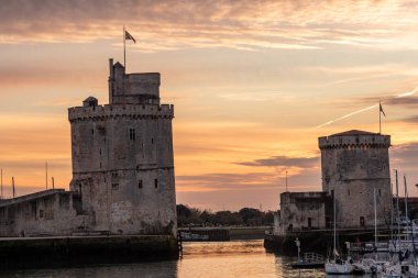 Gün batımında La Rochelle 'in eski limanının aydınlatılmış güzel şehri. panoramik çekim