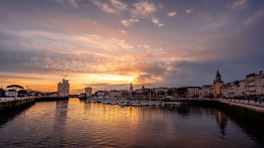 Gün batımında La Rochelle 'in eski limanının aydınlatılmış güzel şehri. panoramik çekim