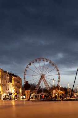La Rochelle 'in şehir manzarası. Kuleleri ve büyük tekerlekleri var, Fransa. İyi geceler.