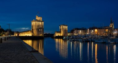 La Rochelle 'in eski limanının aydınlatılmış güzel şehri gece karanlığında şenlikli ciyiliklerle