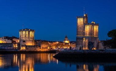 La Rochelle 'in eski limanının aydınlatılmış güzel şehri
