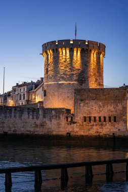 La Rochelle 'in eski limanının güzel ışıklandırılmış manzarası ile ünlü kulesi 