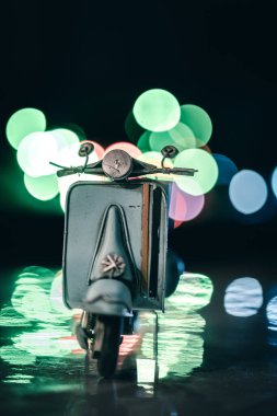 Eski mobilet minyatürü gece vakti şehir ışıklarıyla yola park edilmiş.