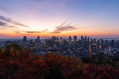Mont Royal Kondiaronk Belvedere 'den renkli yapraklarla Montreal gün doğumu. Kanada 'da güneş doğarken Montreal şehir merkezinin panoramik gökyüzü manzarası