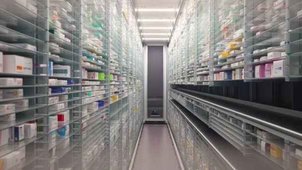 Кладовка Аптеки Рука Робота Организуют Хранят Лекарства Аптеке — стоковое видео