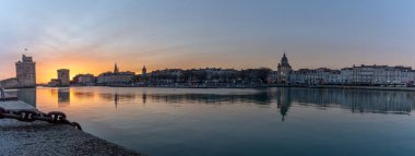 Gün batımında La Rochelle 'in ünlü eski limanının panoramik manzarası