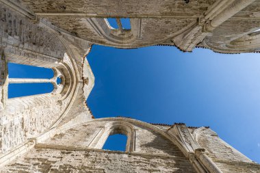Re Adası 'ndaki eski manastırın harabesi. Aşağıdan görüntüle