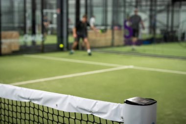 Padel kortu ve ağa yakın çekim. Bir padel ağın ayrıntılı ve yakın görüntüsü.