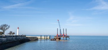 Gri suya soyut damlalar. Yakın çekim.