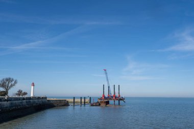 Saint-Martin-de-Re limanının deniz feneri ve güçlendirilmiş girişi güneşli bir günde