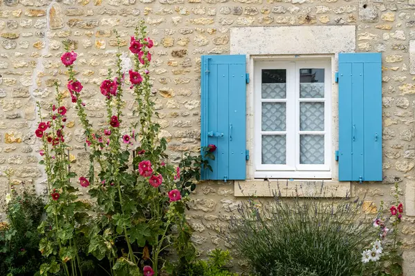 Talmont-sur-Gironde 'de mavi panjurlu taş bir evin cephesi