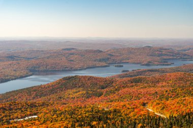 Mont Tremblant köyü Sonbaharda canlı renkler için yeşillik değişirken, Quebec, Kanada