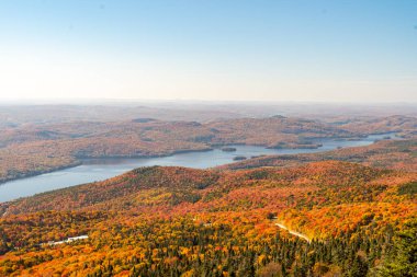 Mont Tremblant köyü Sonbaharda canlı renkler için yeşillik değişirken, Quebec, Kanada