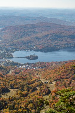 Mont Tremblant köyü Sonbaharda canlı renkler için yeşillik değişirken, Quebec, Kanada