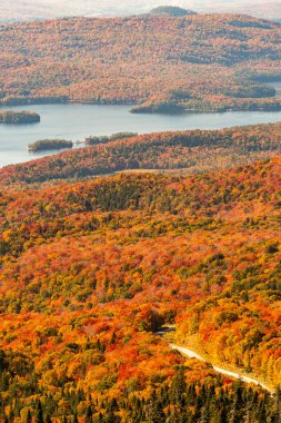 Mont Tremblant köyü Sonbaharda canlı renkler için yeşillik değişirken, Quebec, Kanada
