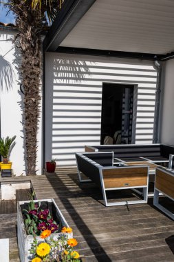 gerçekçi fotoğraf modern tasarım alüminyum levhalar ile biyolimatik pergola yüzme havuzu olan, yemek alanı bol, bitki örtüsü olan modern bir evin yanında duruyor.