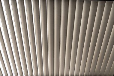 Bulutlu gökyüzüne karşı veranda için alüminyum pergola. Alt görünüm