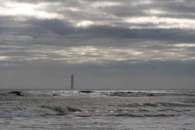 Chauveau deniz feneri, Re adası, fırtına sırasında. Bu deniz feneri Fransa 'nın La Rochelle yakınlarındaki ünlü deniz fenerlerinden biridir.