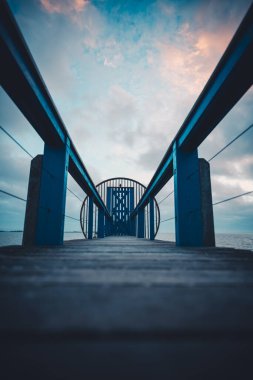 Fransa 'nın Aytre kentindeki Atlantik kıyısındaki geleneksel balıkçı kulübesine açılan mavi kapılı tahta köprü. Mavi tonlar