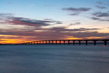 Güneşli bir akşamda gün batımında Re Island Köprüsü. Güzel renkler. La Rochelle, Fransa manzaralı. metin için boşluk kopyala. Pankart için ideal