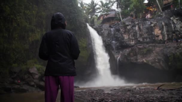 Mujer Frente Cascada Bajo Lluvia Medio Selva Bali Indonesia Imágenes — Vídeo de stock