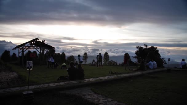 Pôr Sol Timelapse Com Pessoas Paisagem Nublada Parte Trás Bali — Vídeo de Stock
