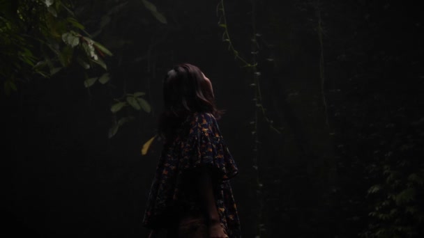 Žena Jeskyni Uprostřed Džungle Bali Indonésie Vysoce Kvalitní Fullhd Zpomalené — Stock video