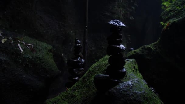 Piedras Equilibrio Dentro Cueva Medio Selva Bali Indonesia Imágenes Cámara — Vídeos de Stock
