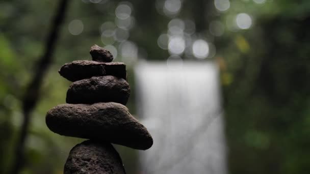 정글의 한가운데에 폭포에 균형에 돌에서 인도네시아 고품질 Fullhd 슬로우 — 비디오