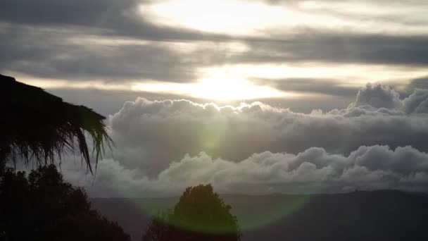 Ufukta Güneş Bulutların Olduğu Günbatımının Yavaş Çekim Görüntüleri Yüksek Kaliteli — Stok video
