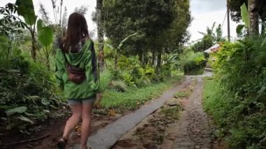 Balerin kırsalında yürüyen bir kadın. Bali, Endonezya. Yüksek kaliteli FullHD yavaş çekim görüntüleri.