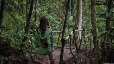 Ormanda yürüyen bir kadın. Bali, Endonezya. Yüksek kaliteli FullHD yavaş çekim görüntüleri.