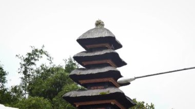 Tapınaktaki geleneksel bale Meru kulesi. Bali, Endonezya. Yüksek kaliteli FullHD yavaş çekim görüntüleri.