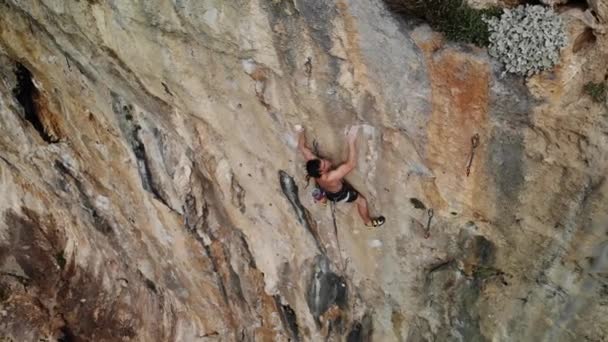 ギリシャのカリムノス島の急な壁で難しいスポーツ登山ルートを登る強力なクライマー 高品質の4K映像 — ストック動画