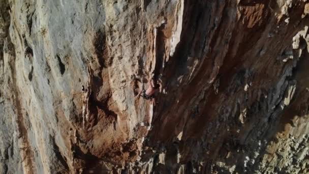 Wspinacz Wspinający Się Twardy Stromy Odcinek Jaskini Grande Grotta Zachodzie — Wideo stockowe