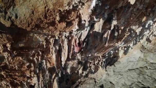 Escalador Escalando Una Sección Dura Empinada Cueva Grande Grotta Atardecer — Vídeos de Stock