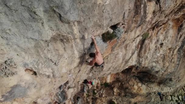 Silny Alpinista Przecinający Łańcuchy Trasy Wspinaczki Sportowej Stromej Ścianie Wyspie — Wideo stockowe
