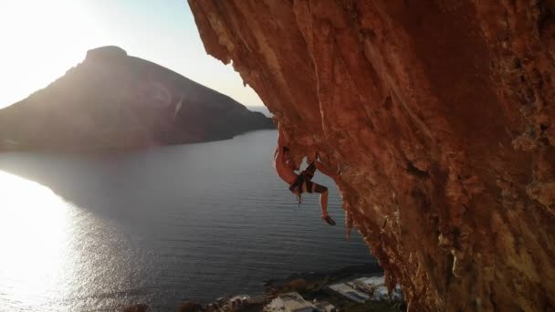 Bergsteiger Der Bei Sonnenuntergang Einem Harten Und Steilen Abschnitt Der — Stockvideo