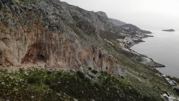 Yunanistan Kalymnos Adasında Arkasında Köyler Kıyı Şeridi Bulunan Odyssey Dağcılık Stok Video