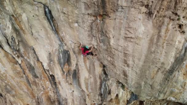 希腊卡利亚姆诺斯岛 强壮的登山者爬上陡峭的墙壁 攀登一条艰难的体育攀登路线 高质量的4K镜头 — 图库视频影像