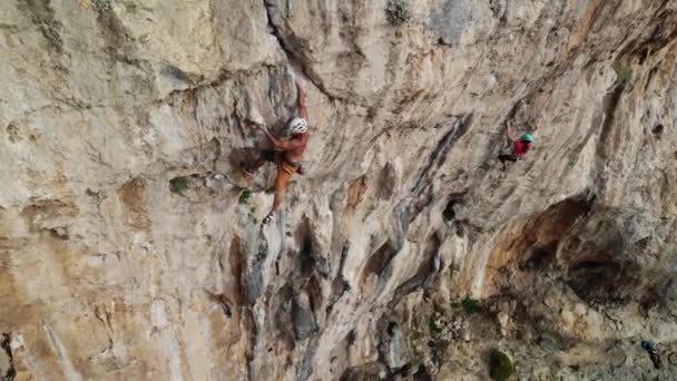 Yunanistan Kalymnos Adasındaki Dik Bir Duvarda Zorlu Bir Tırmanış Rotasına Video Klip