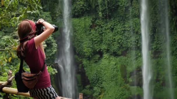 Endonezya Bali Deki Sekumpul Şelalesinde Kadın Fotoğrafçı Yüksek Kaliteli Fullhd Video Klip