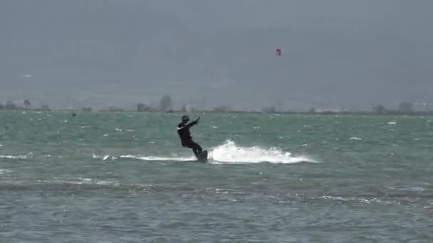 Man Kitesurfen Aan Het Strand Ebro Delta Catalonië Spanje Hoge — Stockvideo