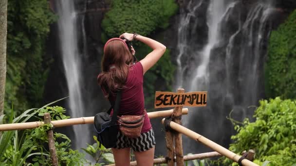 Endonezya Bali Deki Sekumpul Şelalesinde Kadın Fotoğrafçı Yüksek Kaliteli Fullhd Stok Video