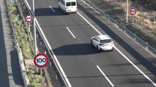 Sinais Limite Velocidade Estrada Enquanto Passam Carros Camiões Imagens Alta — Vídeo de Stock