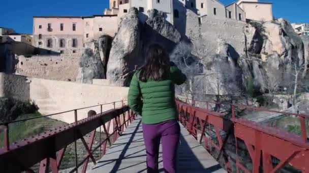 Mulher Cuenca Andar Vaguear Imagens Alta Qualidade — Vídeo de Stock