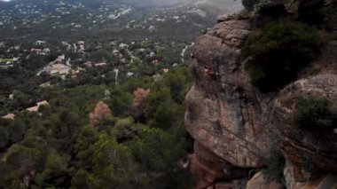 La Mola Dağı, Katalonya, İspanya 'nın duvarına tırmanan dağcıların hava manzarası. Yüksek kalite 4k görüntü